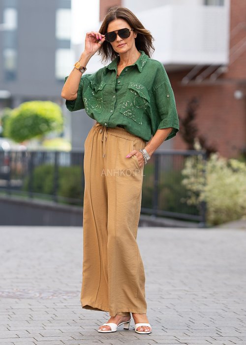 Zielona lniana koszula damska z krótkim rękawem, ozdobnymi kieszeniami z koronką, luźny krój w stylu boho