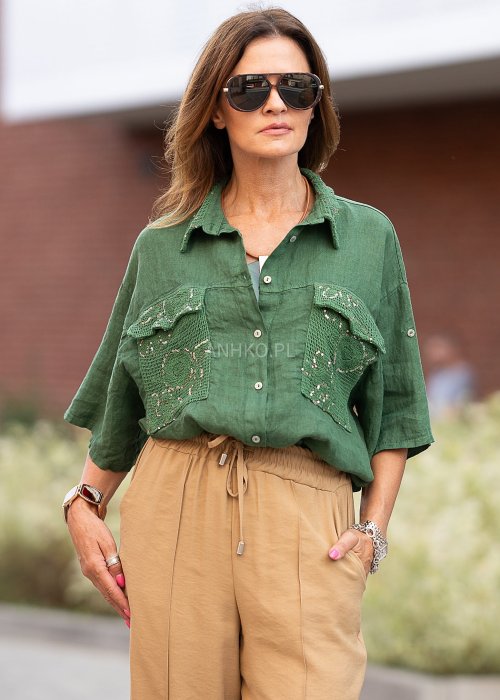 Zielona lniana koszula damska z krótkim rękawem, ozdobnymi kieszeniami z koronką, luźny krój w stylu boho