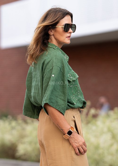Zielona lniana koszula damska z krótkim rękawem, ozdobnymi kieszeniami z koronką, luźny krój w stylu boho