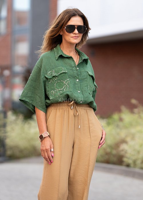 Zielona lniana koszula damska z krótkim rękawem, ozdobnymi kieszeniami z koronką, luźny krój w stylu boho