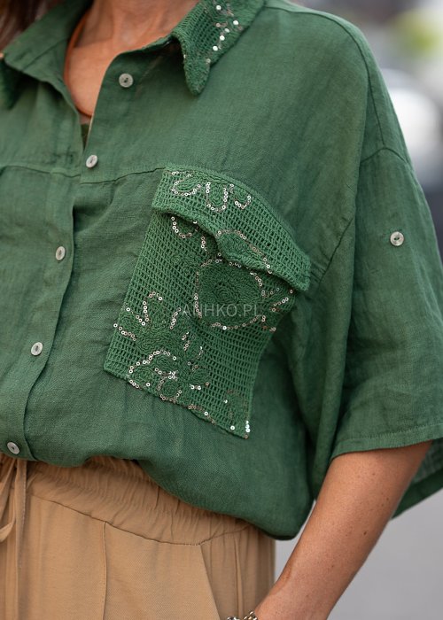 Zielona lniana koszula damska z krótkim rękawem, ozdobnymi kieszeniami z koronką, luźny krój w stylu boho