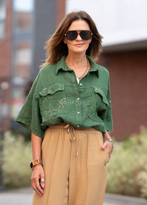 Zielona lniana koszula damska z krótkim rękawem, ozdobnymi kieszeniami z koronką, luźny krój w stylu boho