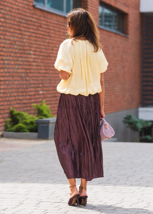 Żółta bluzka z krótkimi, bufkami rękawami.