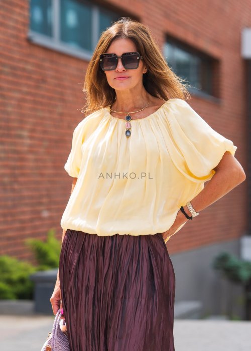 Żółta bluzka z krótkimi, bufkami rękawami.