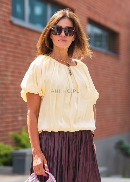 Żółta bluzka z krótkimi, bufkami rękawami.
