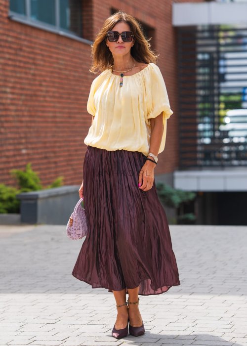 Żółta bluzka z krótkimi, bufkami rękawami.