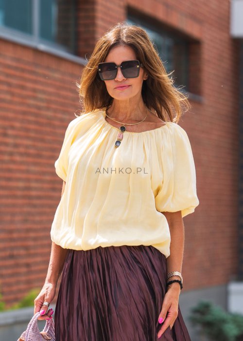 Żółta bluzka z krótkimi, bufkami rękawami.