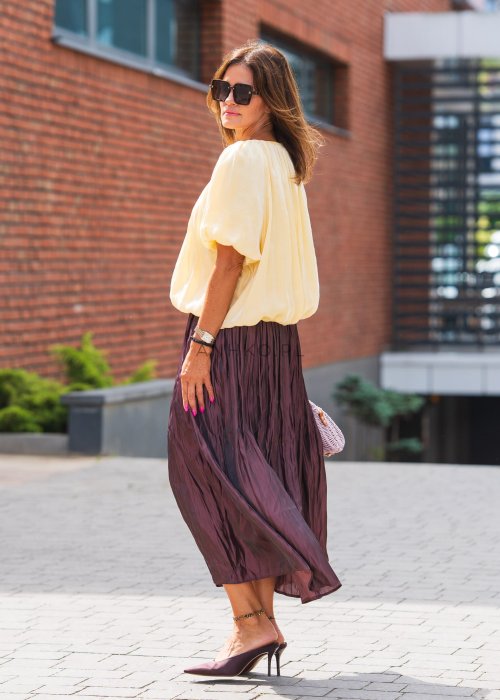 Żółta bluzka z krótkimi, bufkami rękawami.