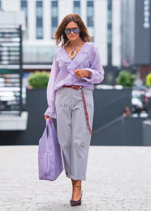 Jasnoszare spodnie damskie z mankietem, prosty krój, kieszenie, czerwony pasek w talii