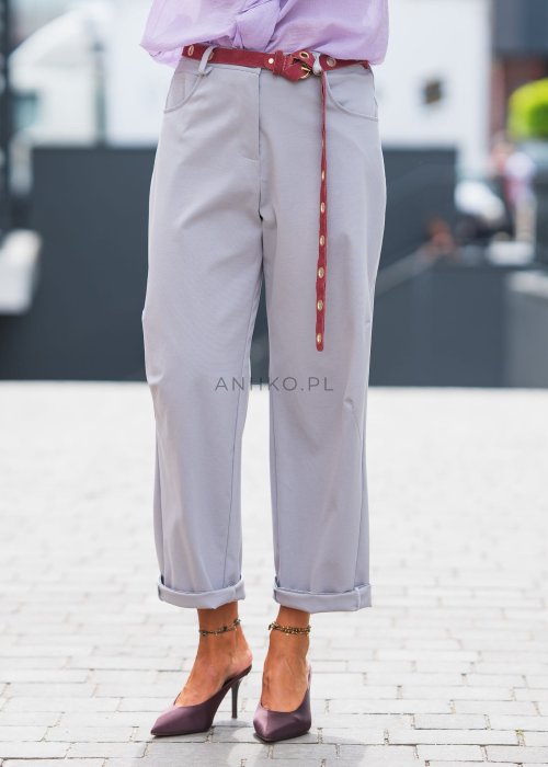 Jasnoszare spodnie damskie z mankietem, prosty krój, kieszenie, czerwony pasek w talii