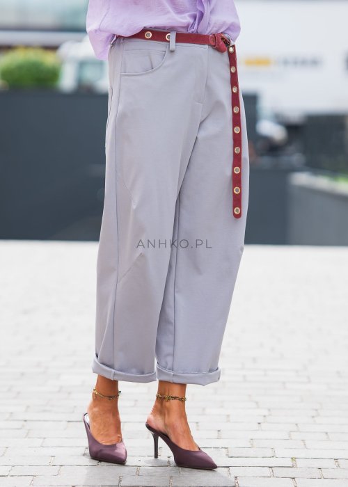 Jasnoszare spodnie damskie z mankietem, prosty krój, kieszenie, czerwony pasek w talii