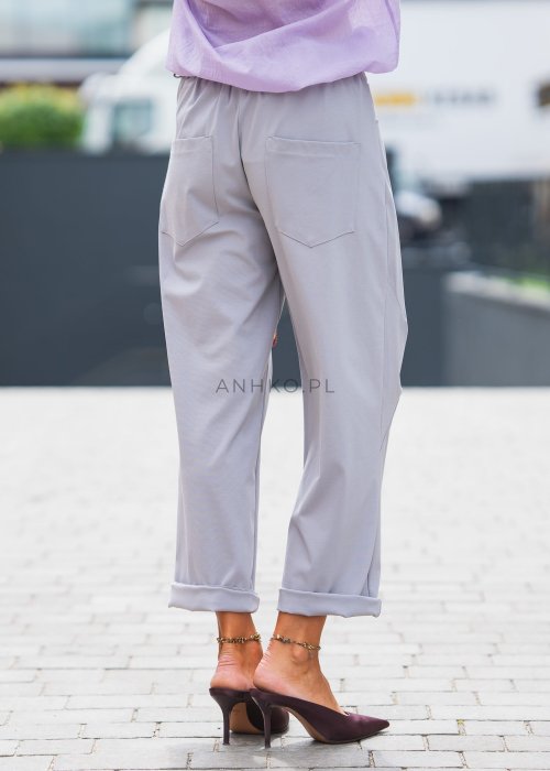 Jasnoszare spodnie damskie z mankietem, prosty krój, kieszenie, czerwony pasek w talii
