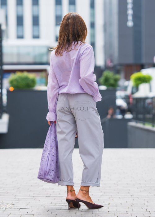 Jasnoszare spodnie damskie z mankietem, prosty krój, kieszenie, czerwony pasek w talii