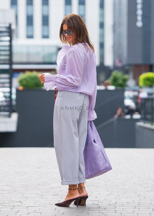 Jasnoszare spodnie damskie z mankietem, prosty krój, kieszenie, czerwony pasek w talii