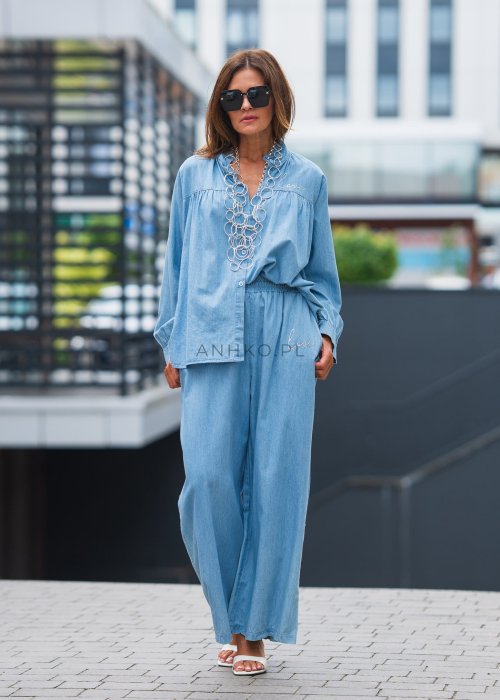 Jasnoniebieskie spodnie damskie z denimu, szerokie nogawki, wysoki stan z gumką, haft "love" przy kieszeni