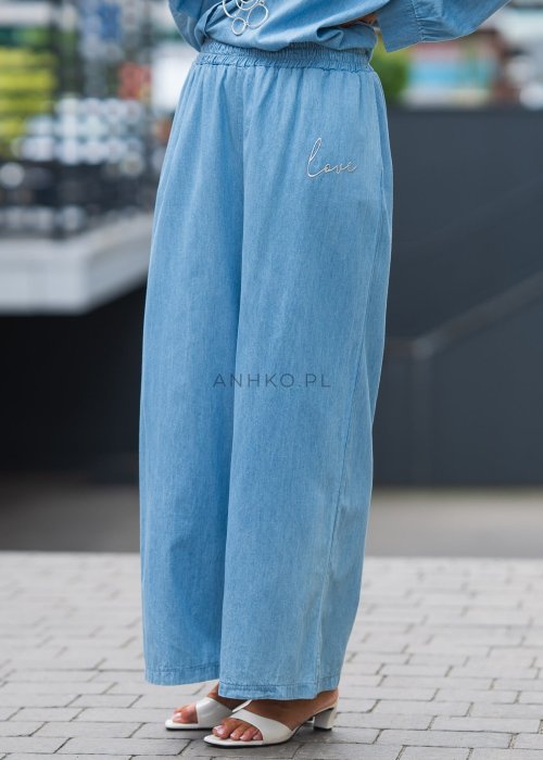 Jasnoniebieskie spodnie damskie z denimu, szerokie nogawki, wysoki stan z gumką, haft "love" przy kieszeni