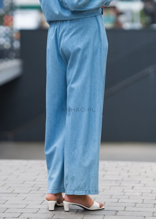 Jasnoniebieskie spodnie damskie z denimu, szerokie nogawki, wysoki stan z gumką, haft "love" przy kieszeni