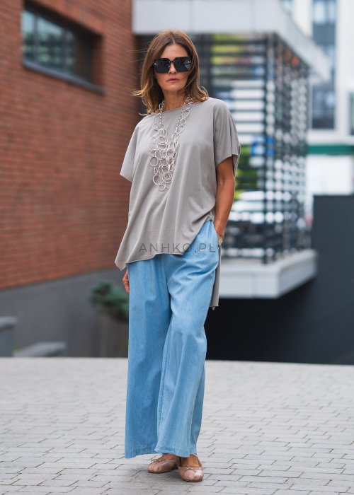 Jasnoniebieskie spodnie damskie z denimu, szerokie nogawki, wysoki stan z gumką, haft "love" przy kieszeni