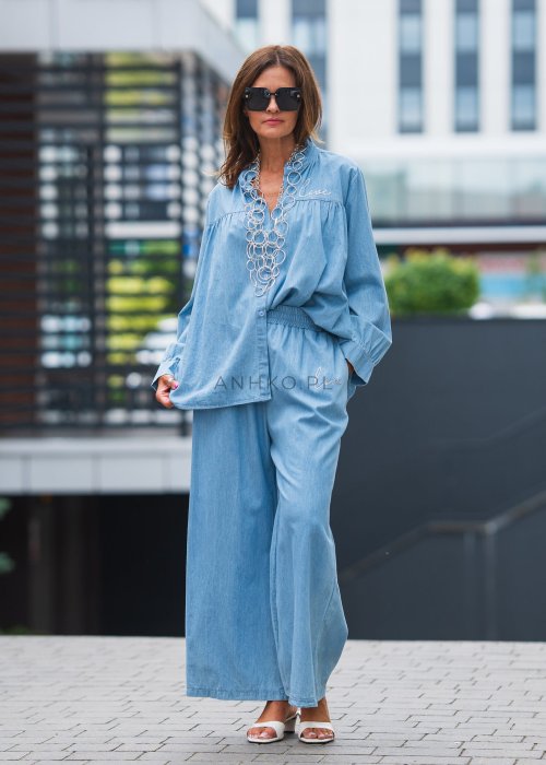 Jasnoniebieskie spodnie damskie z denimu, szerokie nogawki, wysoki stan z gumką, haft "love" przy kieszeni