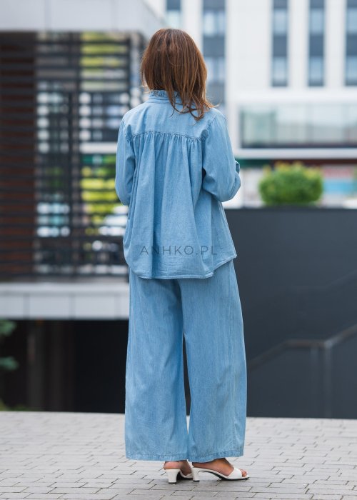 Jasnoniebieskie spodnie damskie z denimu, szerokie nogawki, wysoki stan z gumką, haft "love" przy kieszeni