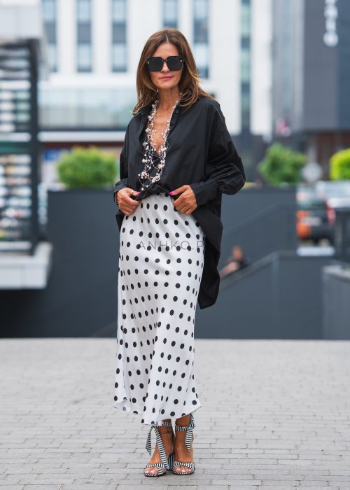 Biało-czarna spódnica midi w grochy, z lekkiego, lejącego materiału, o prostym i eleganckim kroju