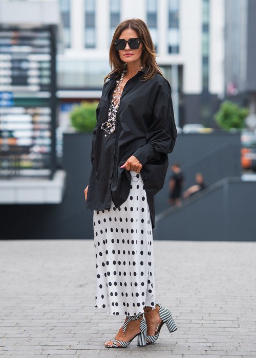 Biało-czarna spódnica midi w grochy, z lekkiego, lejącego materiału, o prostym i eleganckim kroju