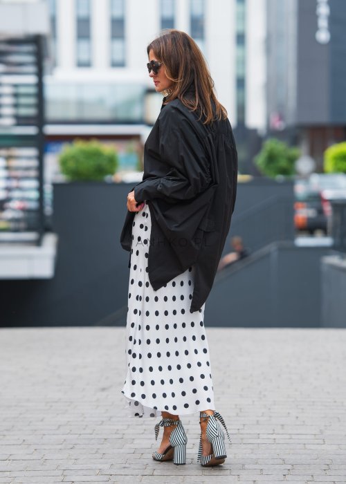 Biało-czarna spódnica midi w grochy, z lekkiego, lejącego materiału, o prostym i eleganckim kroju