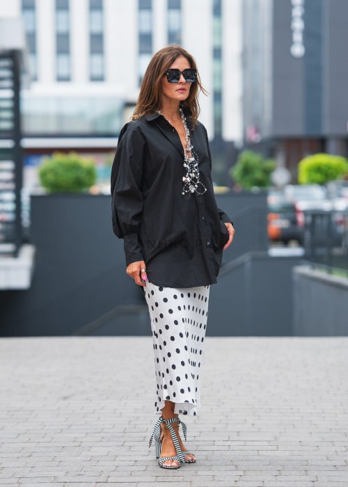 Biało-czarna spódnica midi w grochy, z lekkiego, lejącego materiału, o prostym i eleganckim kroju