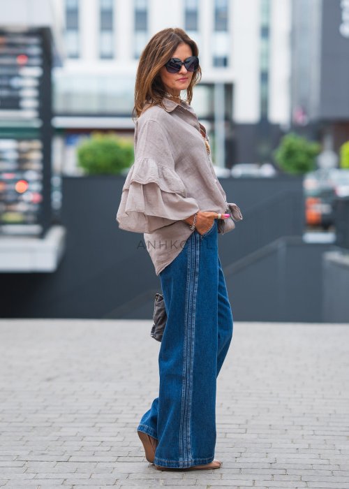 Lniana, beżowa koszula z szerokimi rękawami i wiązaniem z przodu.