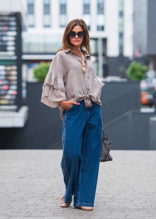 Lniana, beżowa koszula z szerokimi rękawami i wiązaniem z przodu.