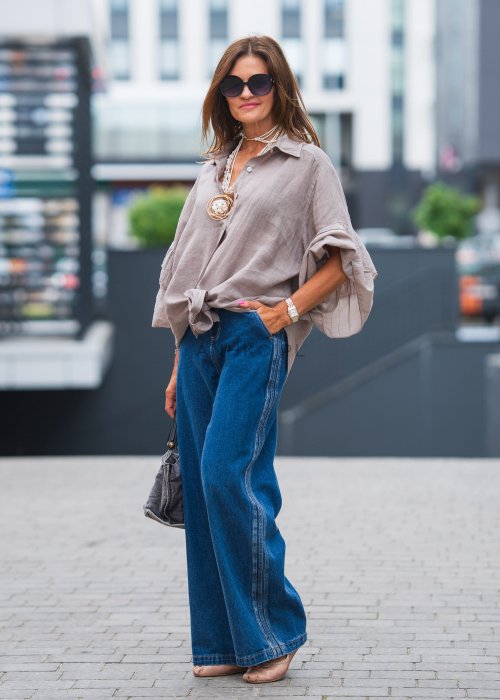 Lniana, beżowa koszula z szerokimi rękawami i wiązaniem z przodu.