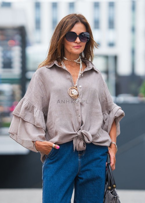 Lniana, beżowa koszula z szerokimi rękawami i wiązaniem z przodu.