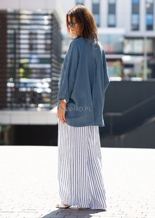 Białe, szerokie spodnie w czarne paski.