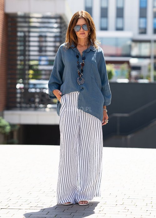 Białe, szerokie spodnie w czarne paski.