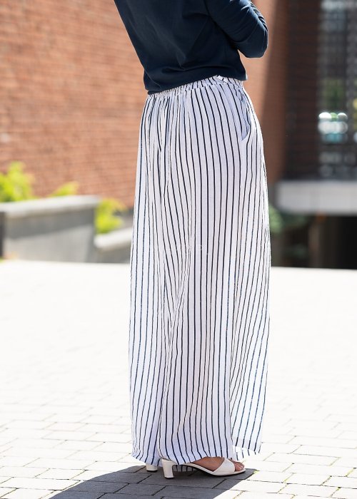 Białe, szerokie spodnie w czarne paski.