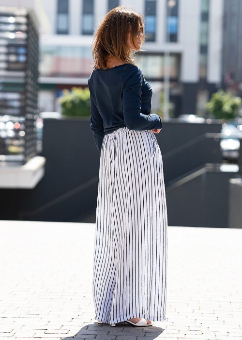 Białe, szerokie spodnie w czarne paski.