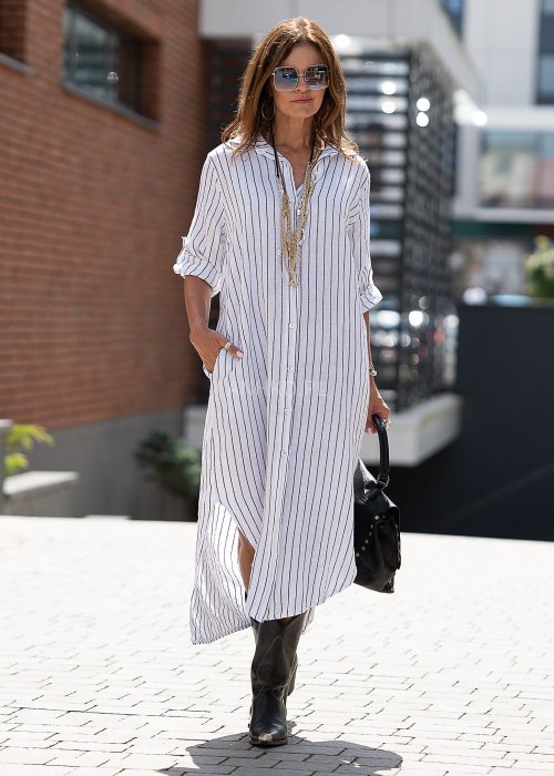 Lniana sukienka koszulowa w biało-czarny prążek, długi luźny fason z guzikami i rozcięciami, stylizacja miejska z kozakami.