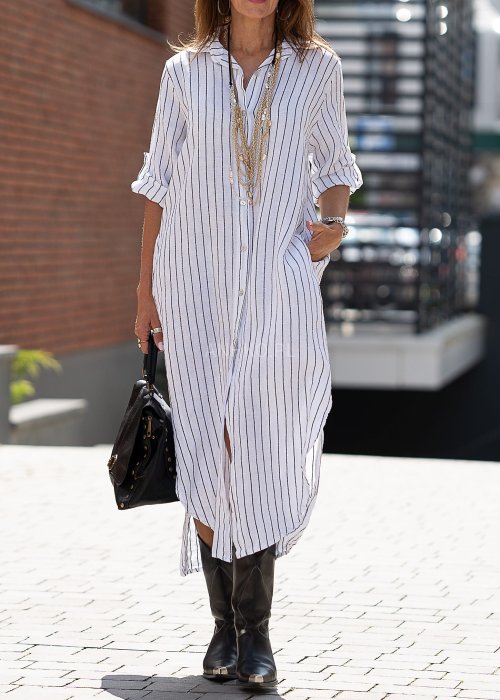 Lniana sukienka koszulowa w biało-czarny prążek, długi luźny fason z guzikami i rozcięciami, stylizacja miejska z kozakami.