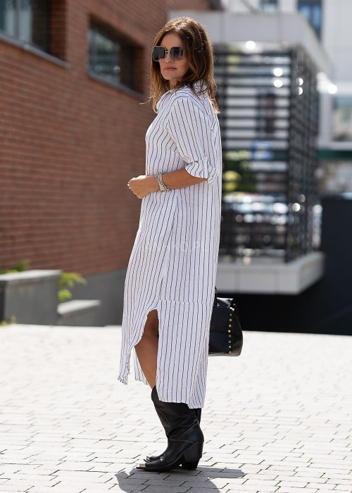 Lniana sukienka koszulowa w biało-czarny prążek, długi luźny fason z guzikami i rozcięciami, stylizacja miejska z kozakami.