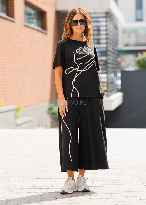 Czarny komplet oversize z t-shirtem i szerokimi spodniami, biały motyw róży