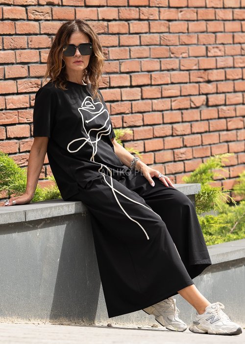 Czarny komplet oversize z t-shirtem i szerokimi spodniami, biały motyw róży