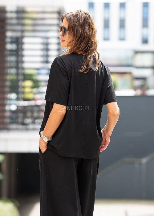 Czarny komplet oversize z t-shirtem i szerokimi spodniami, biały motyw róży