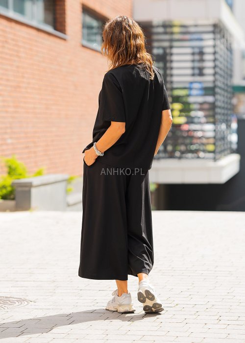 Czarny komplet damski oversize z szerokimi spodniami 3/4 i t-shirtem z białym motywem róży