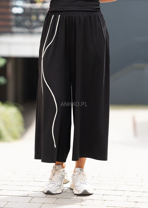 Czarny komplet damski oversize z szerokimi spodniami 3/4 i t-shirtem z białym motywem róży