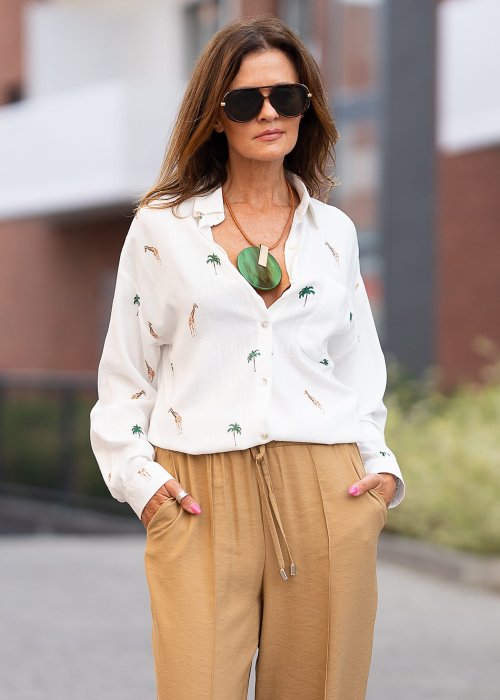 Biała koszula damska z długim rękawem, zapinana na guziki, z nadrukiem żyraf i palm, lekka tkanina idealna na letnie stylizacje