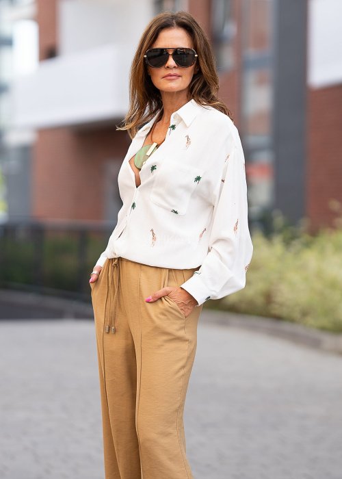 Biała koszula damska z długim rękawem, zapinana na guziki, z nadrukiem żyraf i palm, lekka tkanina idealna na letnie stylizacje