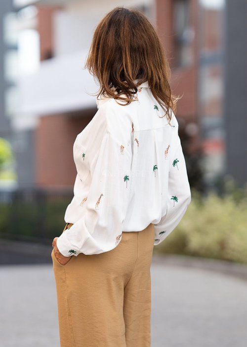 Biała koszula damska z długim rękawem, zapinana na guziki, z nadrukiem żyraf i palm, lekka tkanina idealna na letnie stylizacje