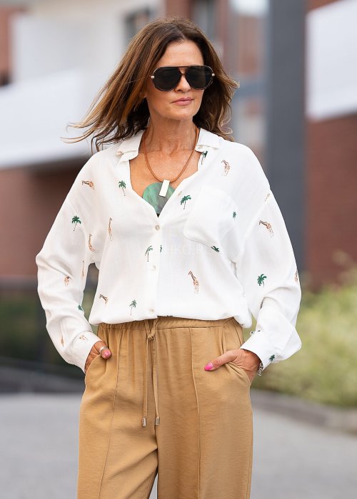 Biała koszula damska z długim rękawem, zapinana na guziki, z nadrukiem żyraf i palm, lekka tkanina idealna na letnie stylizacje