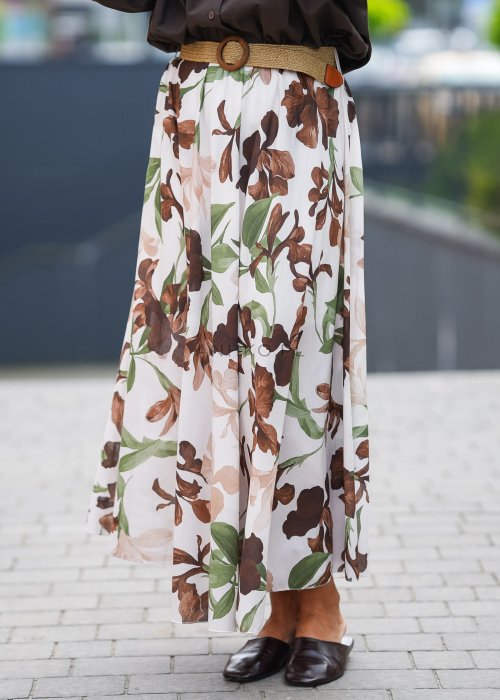 Spódnica maxi damska w kwiatowy wzór i koszula oversize brązowa – stylizacja Anhko.pl