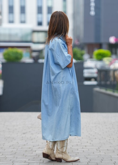 "Niebieska sukienka koszulowa maxi z krótkim rękawem i kołnierzykiem, luźny oversize krój z kieszeniami, styl casualowy"